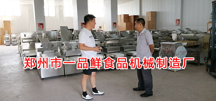 客戶(hù)考察燴面機(jī)