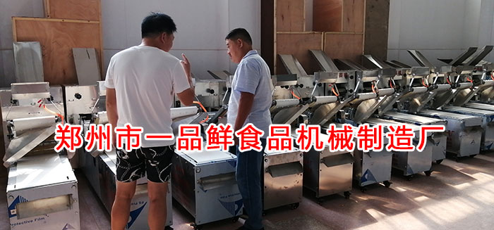 客戶(hù)考察燴面機(jī)