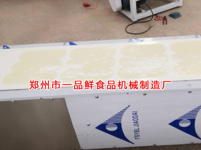 按客戶要求調試設備生產(chǎn)出的燴面片